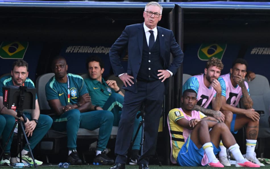 Carlo Ancelotti à beira do campo durante jogo entre Brasil e Marrocos pela Copa do Mundo