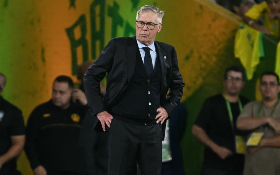 Carlo Ancelotti com as mãos na cintura durante o amistoso entre Brasil e Panamá, no Maracanã