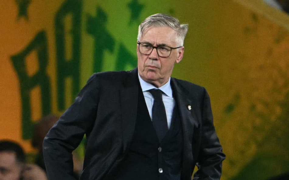 Carlo Ancelotti com as mãos na cintura durante o amistoso entre Brasil e Panamá, no Maracanã