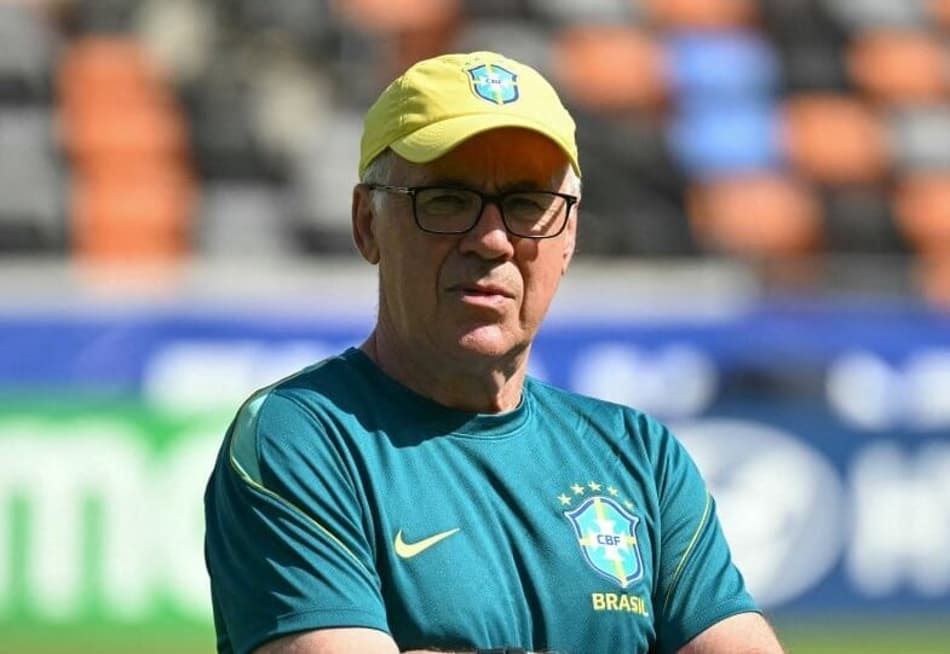 Carlo Ancelotti cruza os braços em treino do Brasil em Houston