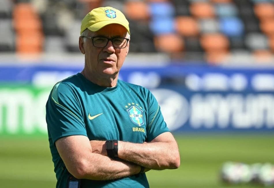 Carlo Ancelotti cruza os braços em treino do Brasil em Houston