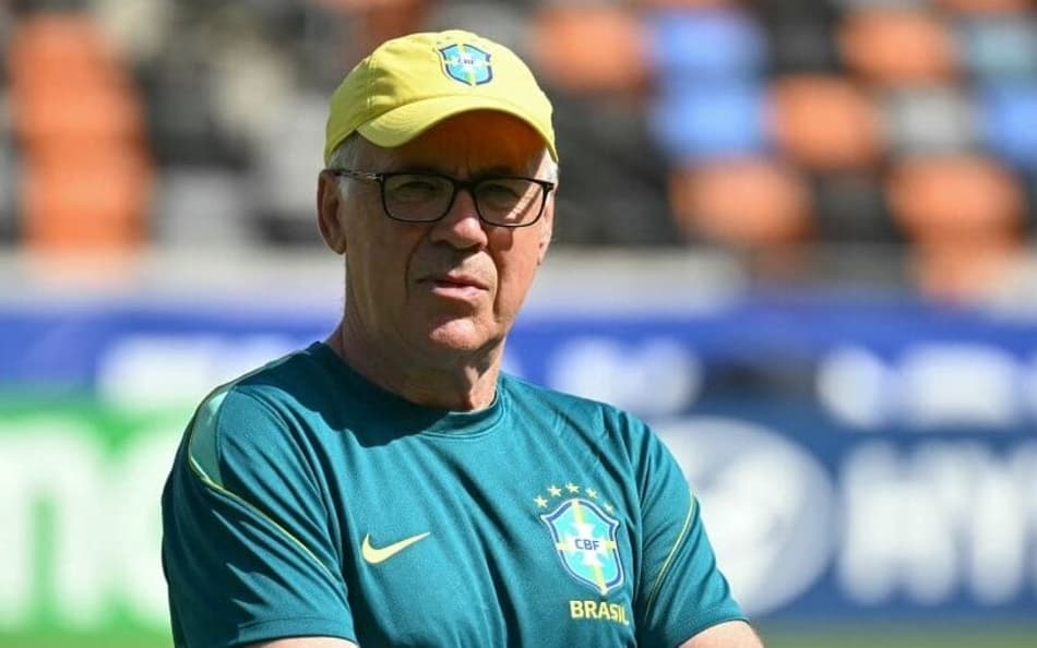 Carlo Ancelotti cruza os braços em treino do Brasil em Houston
