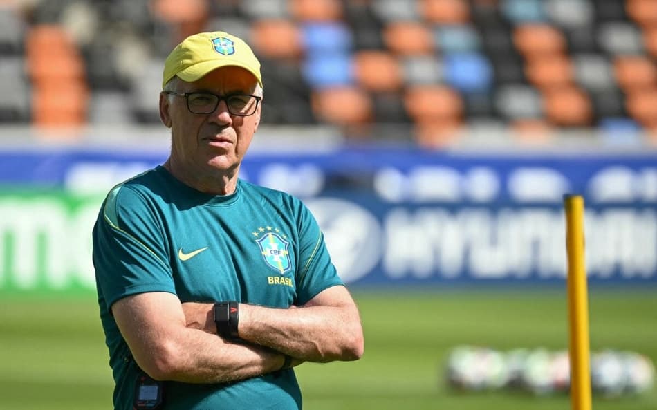 Carlo Ancelotti cruza os braços em treino do Brasil em Houston