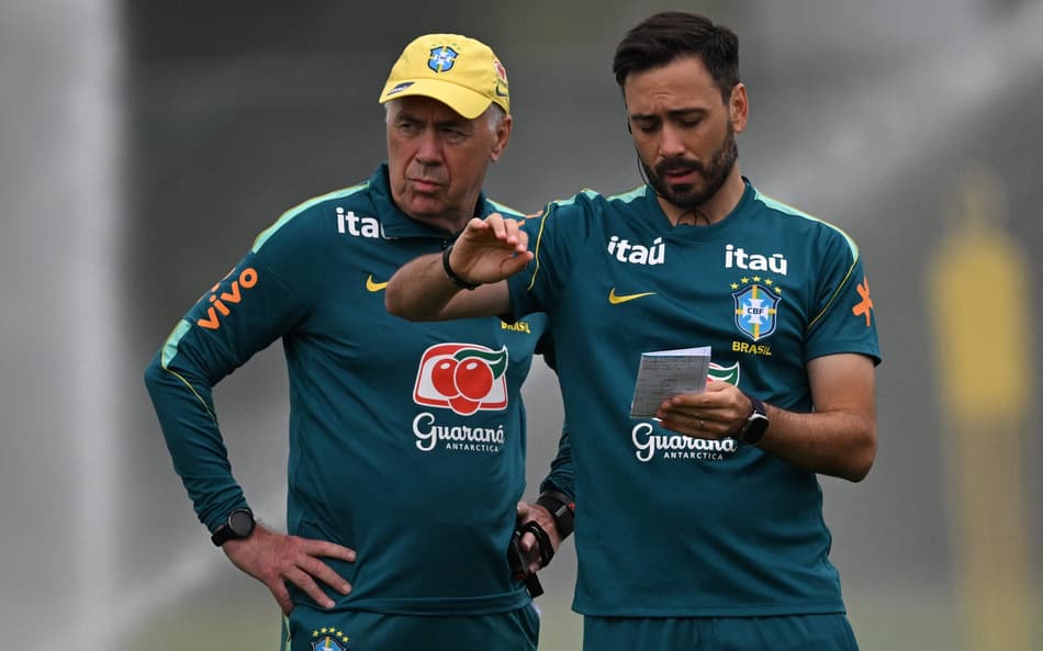 Carlo Ancelotti e Davide Ancelotti durante treino da Seleção Brasileira