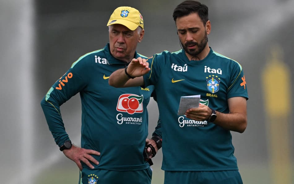 Carlo Ancelotti e Davide Ancelotti durante treino da Seleção Brasileira