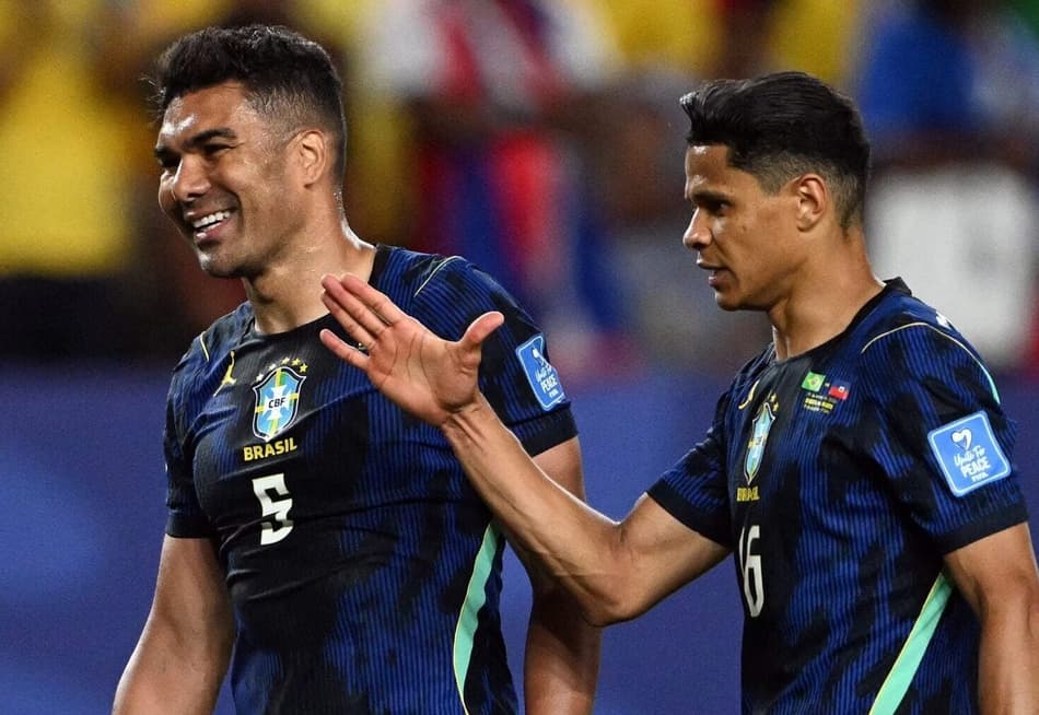 Casemiro, Douglas Santos e Danilo comemoram vitória do Brasil contra o Haiti