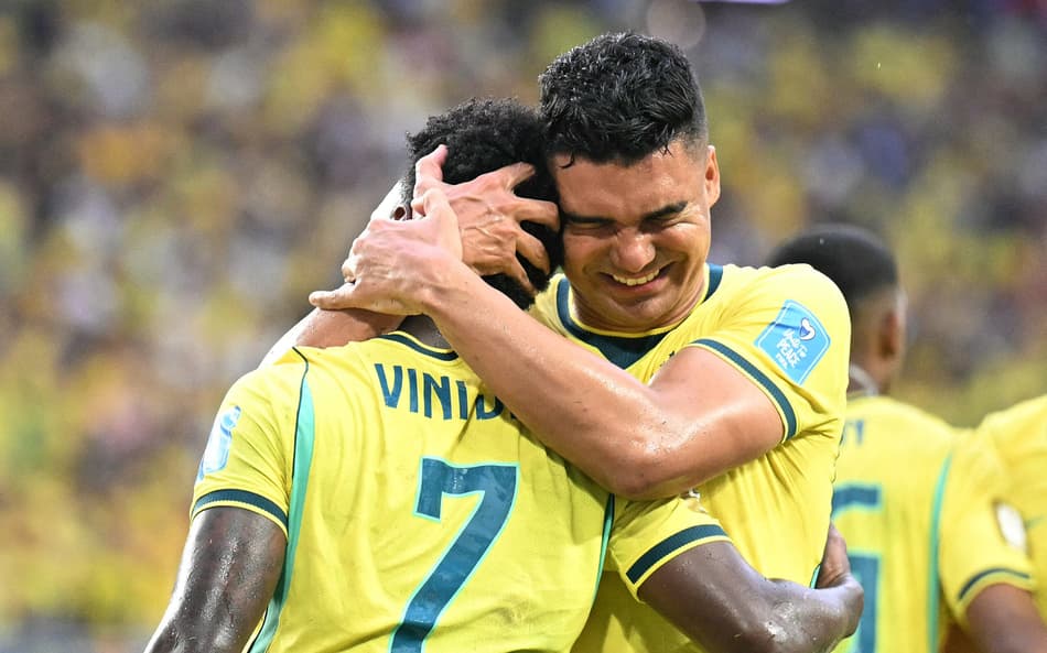 Casemiro abraça Vini Jr em comemoração à gol do Brasil contra a Escócia pela fase de grupos da Copa do Mundo