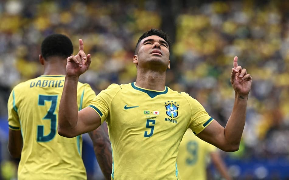 Casemiro comemora primeiro gol do Brasil sobre o Japão na Copa do Mundo apontando os dedos para o céu
