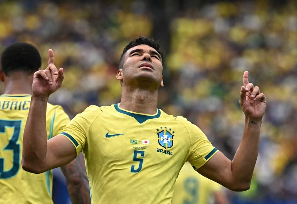 Casemiro comemora primeiro gol do Brasil sobre o Japão na Copa do Mundo apontando os dedos para o céu