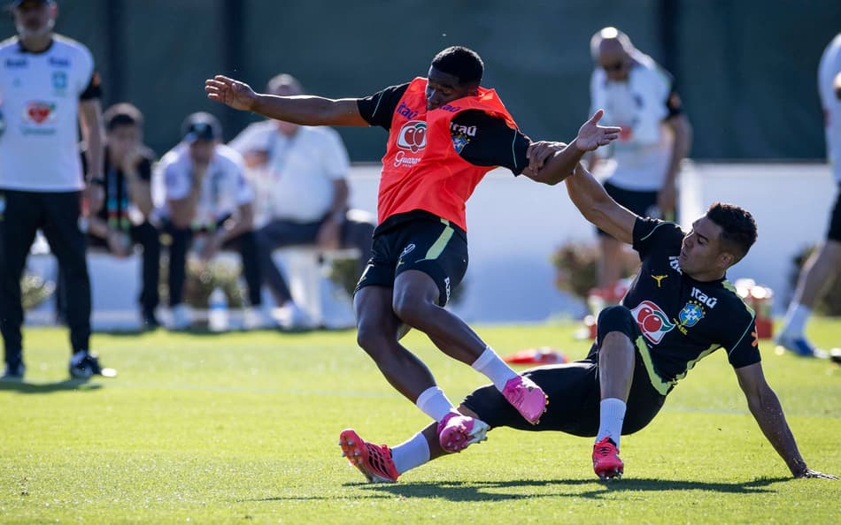 Casemiro dá forte entrada em Endrick durante treino da Seleção Brasileira nos Estados Unidos.
