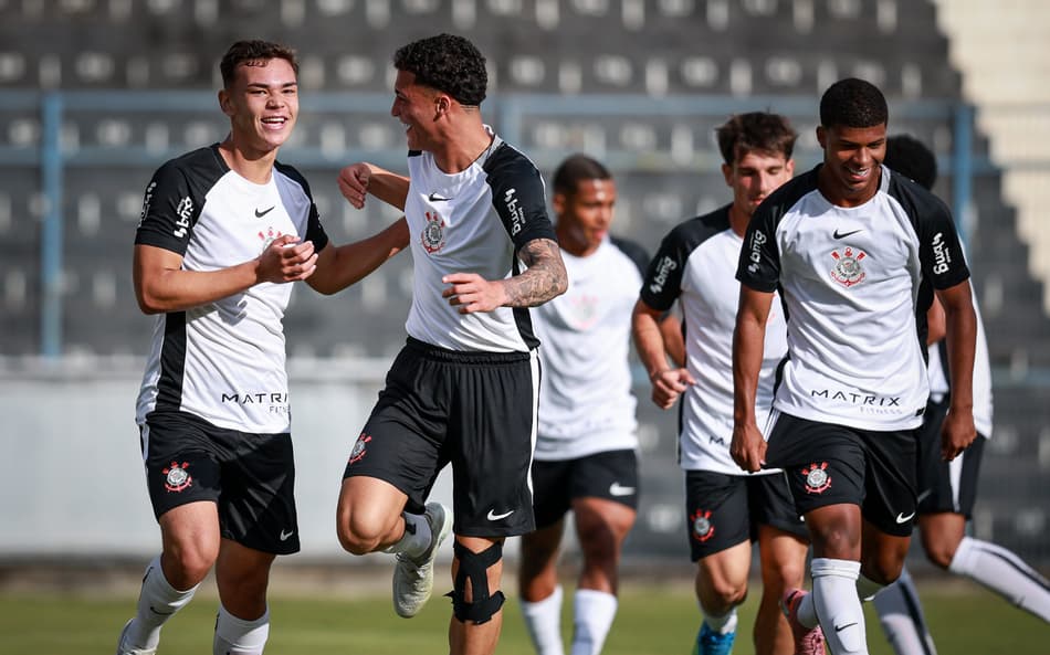 Atletas do Corinthians comemoram gol