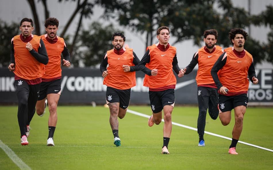 Jogadores correm no gramado
