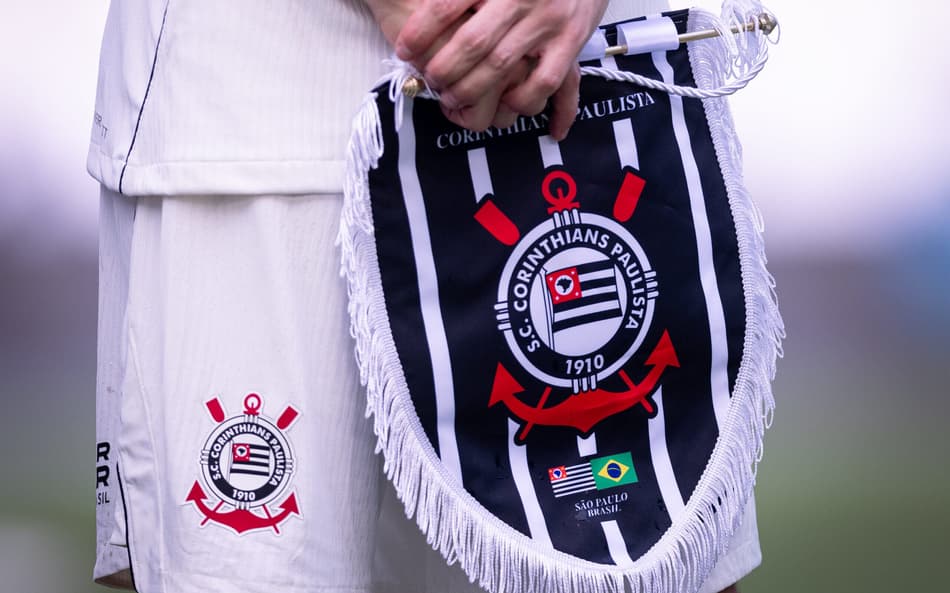 Flâmula do Corinthians nas mãos de um atleta