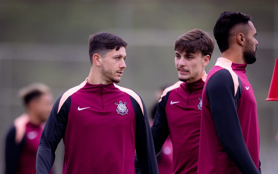 Atletas do Corinthians olhando para frente