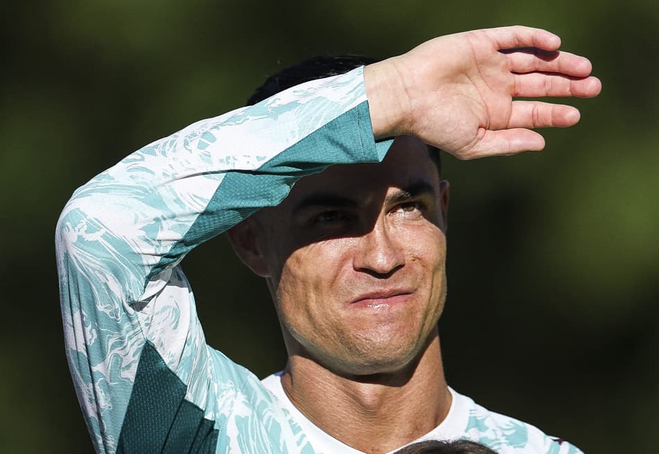 Cristiano Ronaldo protege olhos do sol em treino da seleção portuguesa