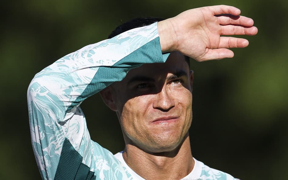 Cristiano Ronaldo protege olhos do sol em treino da seleção portuguesa