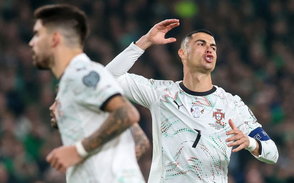 Cristiano Ronaldo reage durante jogo entre Portugal e Irlanda, pelas Eliminatórias da Europa