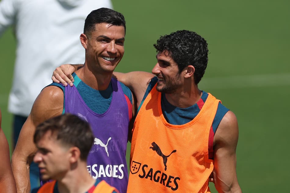 Cristiano Ronaldo treina com a seleção de Portugal