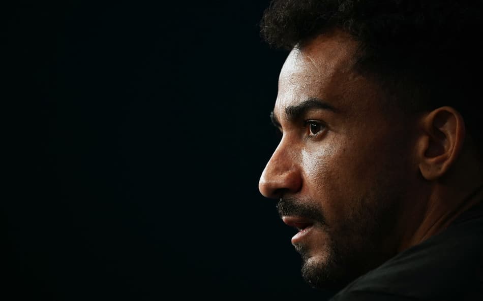 Danilo durante entrevista coletiva no hotel da Seleção