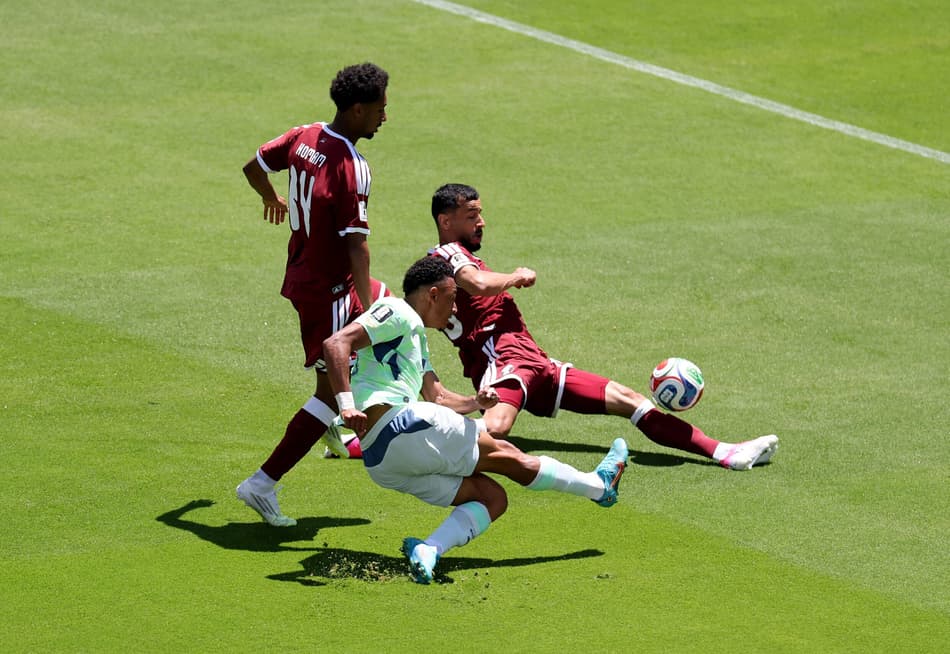 Dan Ndoye, da Suíça, chuta na bola durante a partida do Grupo B da Copa do Mundo FIFA 2026 entre Catar e Suíça