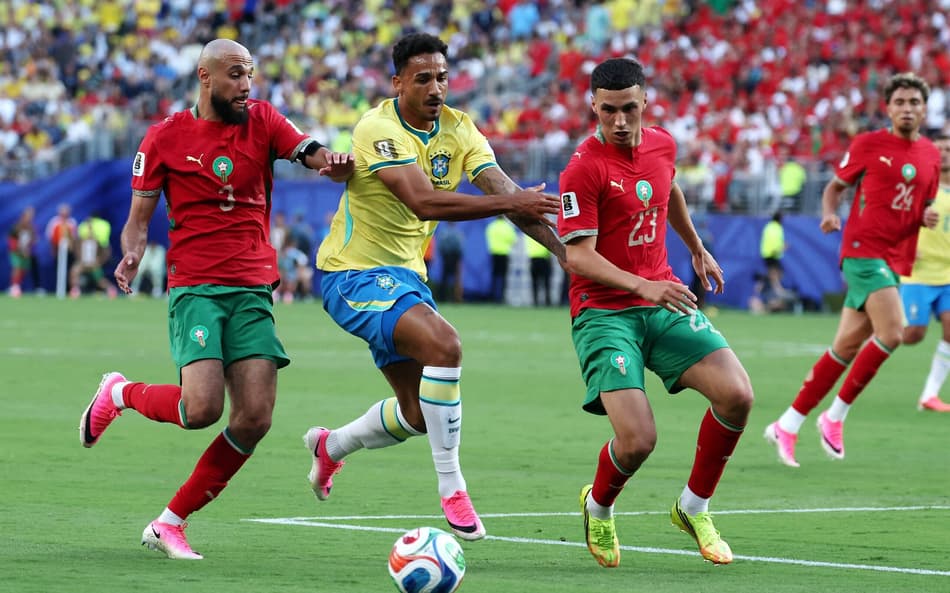 Danilo em Brasil x Marrocos (Foto: TIMOTHY A. CLARY / AFP)