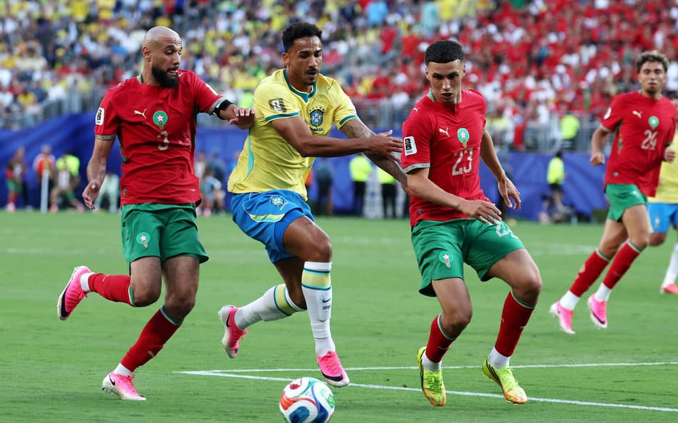 Danilo em Brasil x Marrocos (Foto: TIMOTHY A. CLARY / AFP)