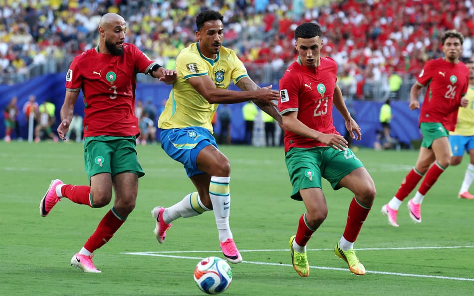 Danilo em Brasil x Marrocos (Foto: TIMOTHY A. CLARY / AFP)