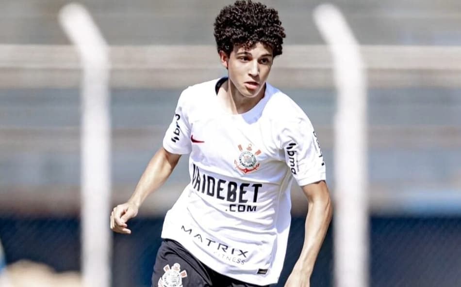 Dante olhando para bola durante jogo pelo Corinthians