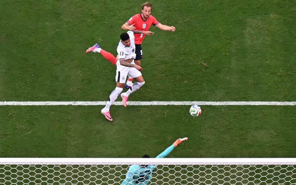 De cabeça, Harry Kane faz o segundo gol da Inglaterra sobre Gana, na Copa do Mundo