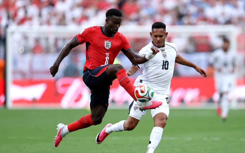 De unifomre vermelho, Marc Guéhi conduz bola em jogo da Inglaterra na Copa do Mundo 2026