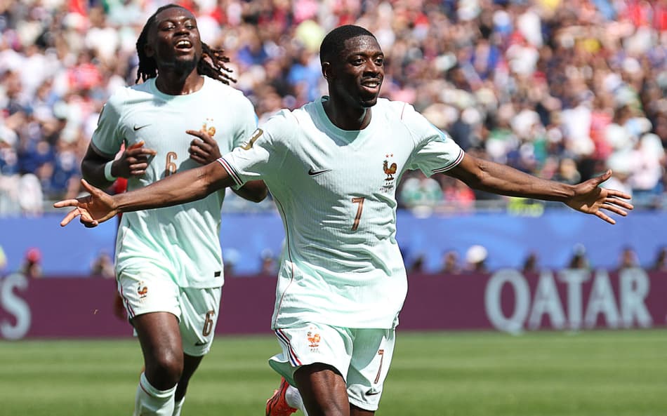 Dembelé comemora o seu terceiro gol na goleada da França sobre a Noruega, que tirou os franceses do rumo do Brasil (Foto Franck Fife/AFP)