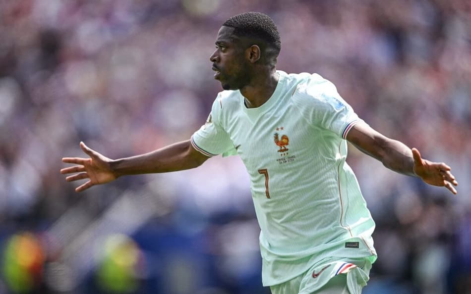 Dembelé corre de braços abertos em comemoração de gol da França