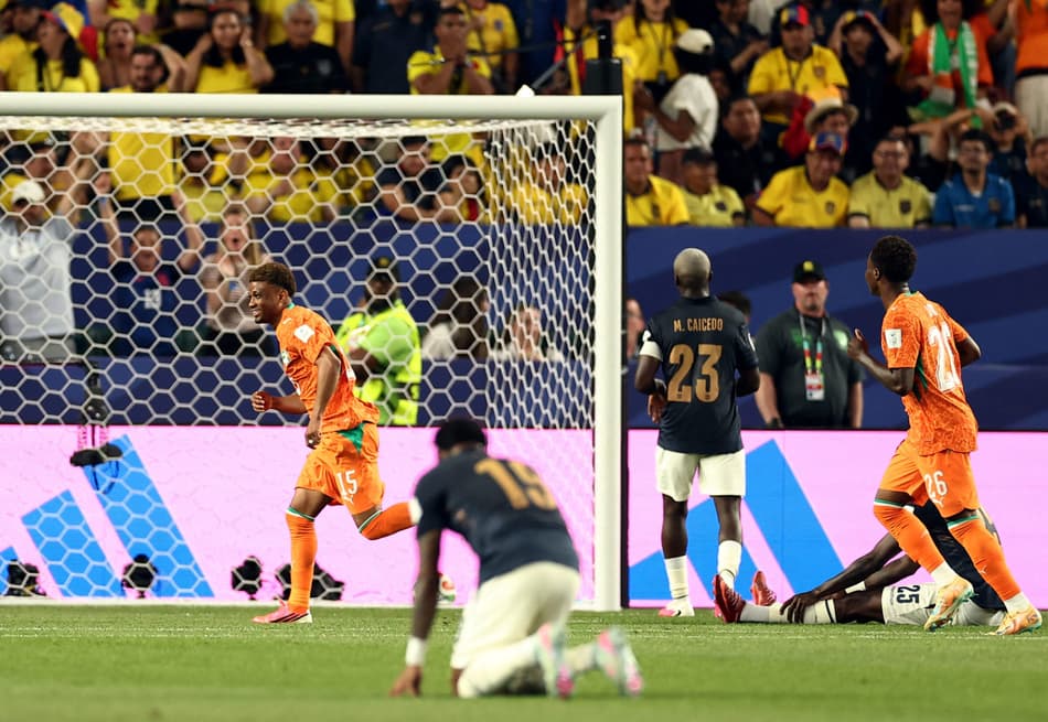 Diallo celebra gol da Costa do Marfim, enquanto jogadores do Equador lamentam derrota na Copa do Mundo