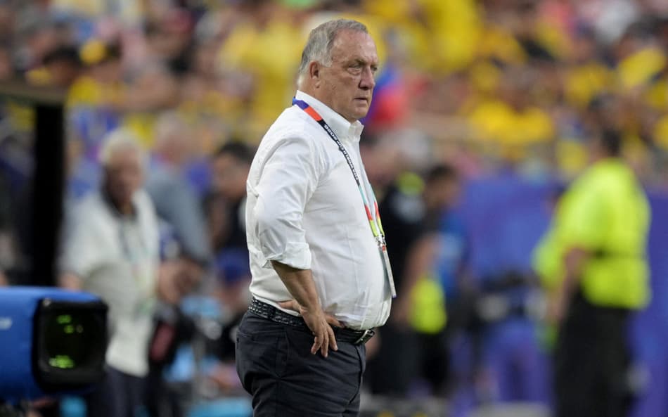 Dick Advocaat no comando da seleção de Curaçao no empate contra o Equador, na Copa do Mundo de 2026 (Foto: JUAN MABROMATA / AFP)