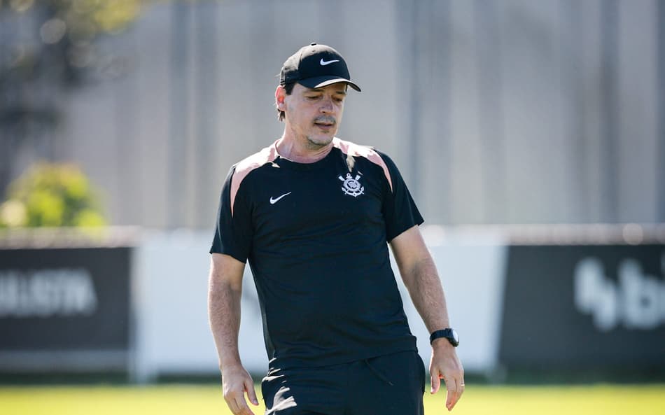 Fernando Diniz olhando para a bola durante treino no Corinthians