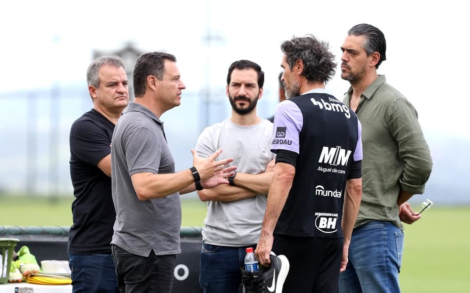 Diretoria do Atlético com Eduardo Domínguez (Foto: Pedro Souza / Atlético)