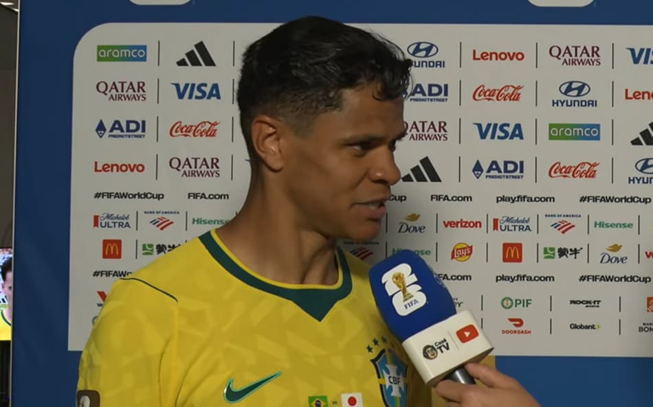 Douglas Santos fala ao microfone em entrevista após o fim de Brasil x Japão no gramado do NRG Stadium