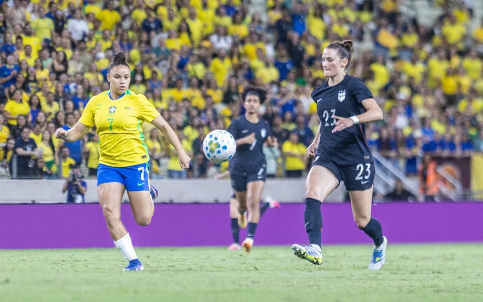 Dudinha em ação pela Seleção Brasileira durante partida contra os EUA