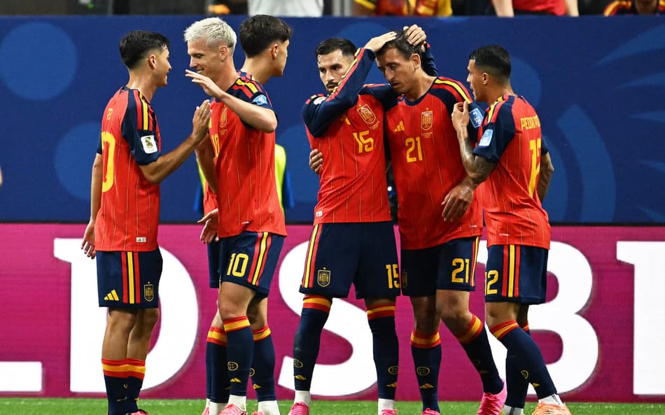 Jogadores da Espanha comemorando contra a Arábia Saudita na Copa do Mundo