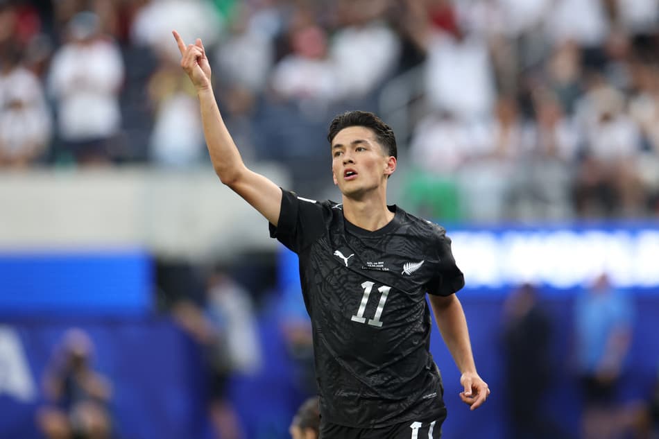 Elijah Just, atacante da Nova Zelândia, comemora gol com a mão apontada para cima