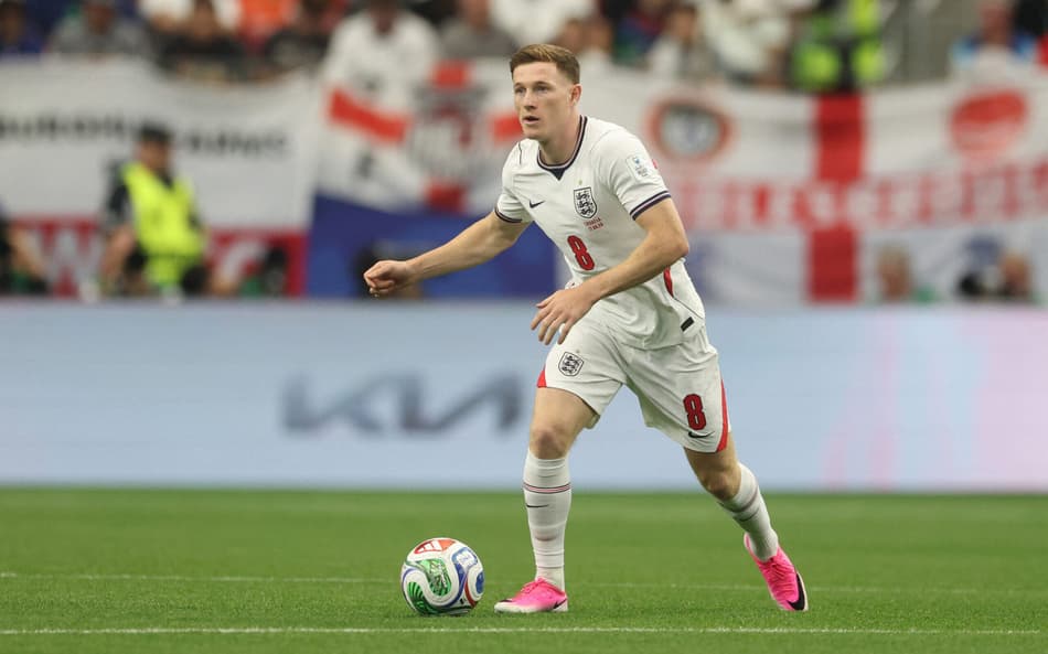Elliot Anderson, de branco, em ação pela Inglaterra na Copa do Mundo