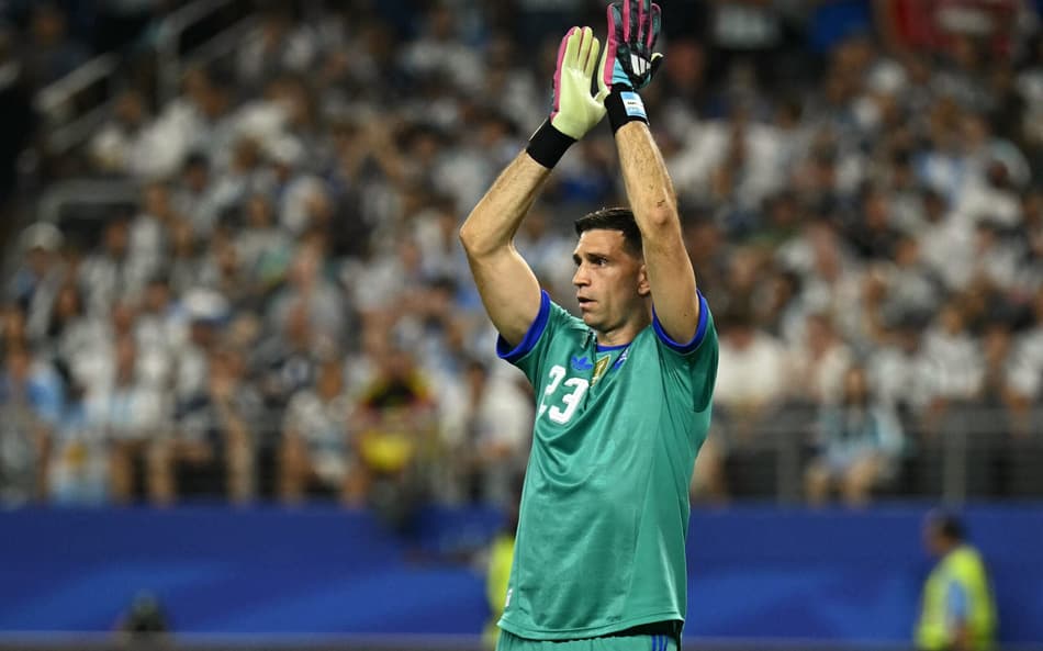 Goleiro Dibu Martínez faz gestos com a mão