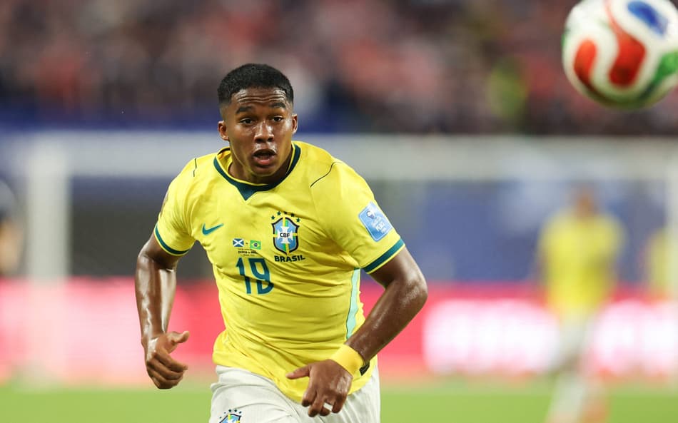 Endrick corre em direção a bola