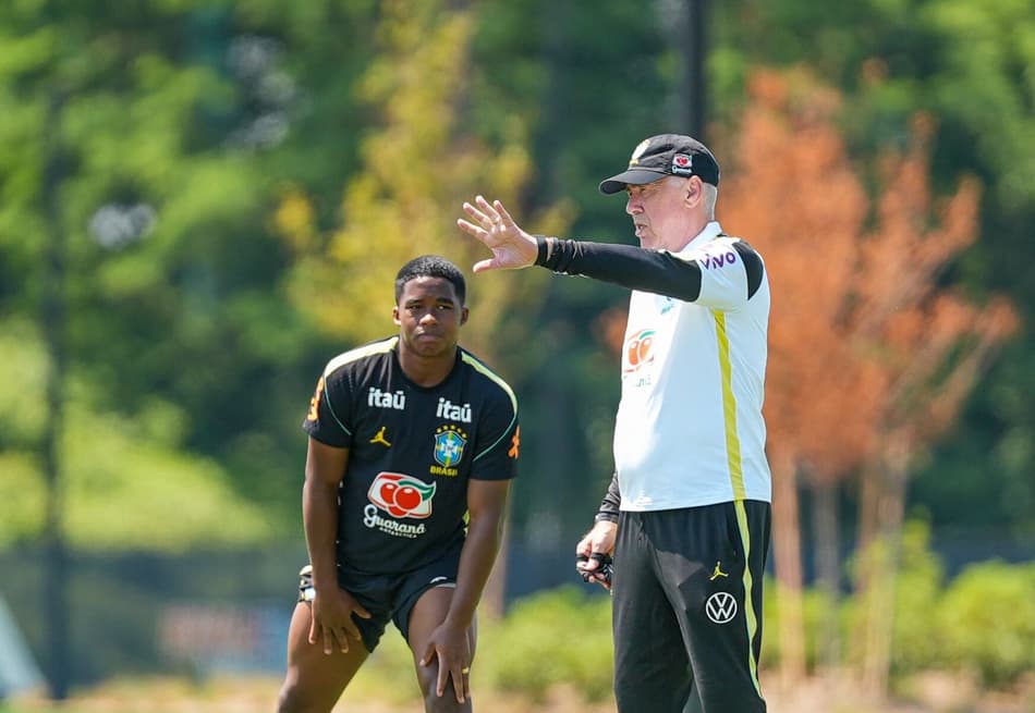 Endrick e Carlo Ancelotti durante treino da Seleção Brasileira
