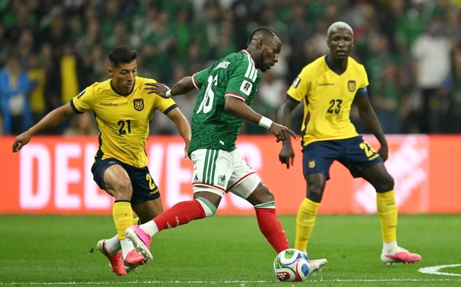 Alan Franco, em ação durante partida entre Equador e México pela segunda fase da Copa do Mundo. (Foto: Yuri CORTEZ / AFP)