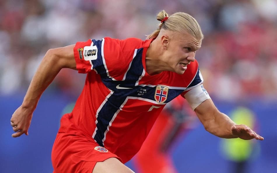 Erling Haaland se prepara antes de pique em jogo da Copa do Mundo