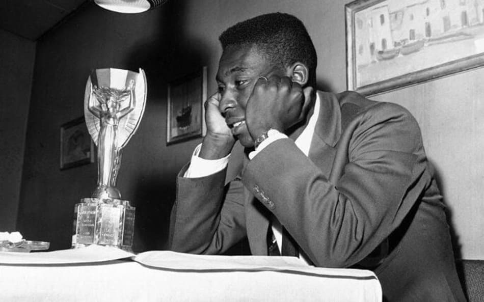 Pelé admira troféu da Copa do Mundo de 1958. (Foto: Divulgação/ FIFA)
