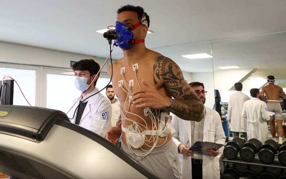 Felipe Anderson durante exames na Academia de Futebol do Palmeiras