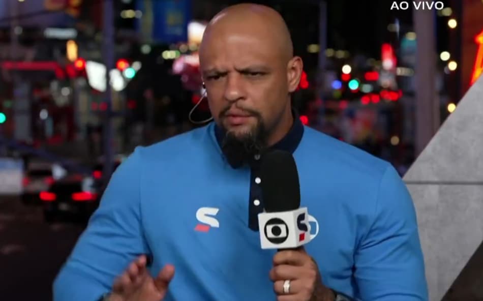 Felipe Melo durante programa do Sportv com microfone na mão