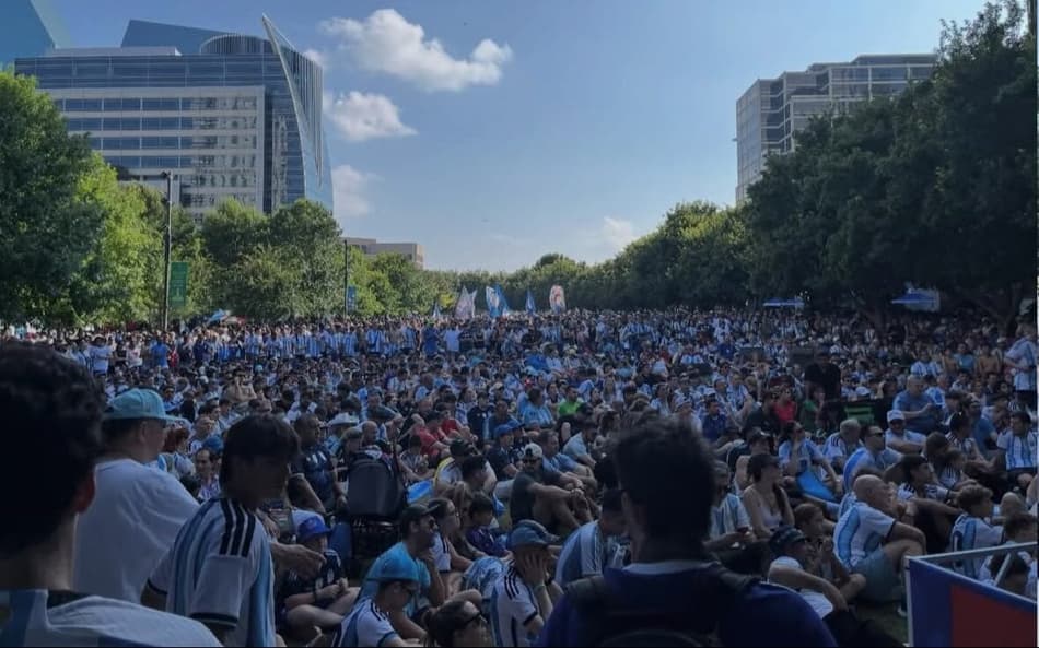 Festa da torcida da Argentina na cidade do Texas durante a Copa do Mundo.